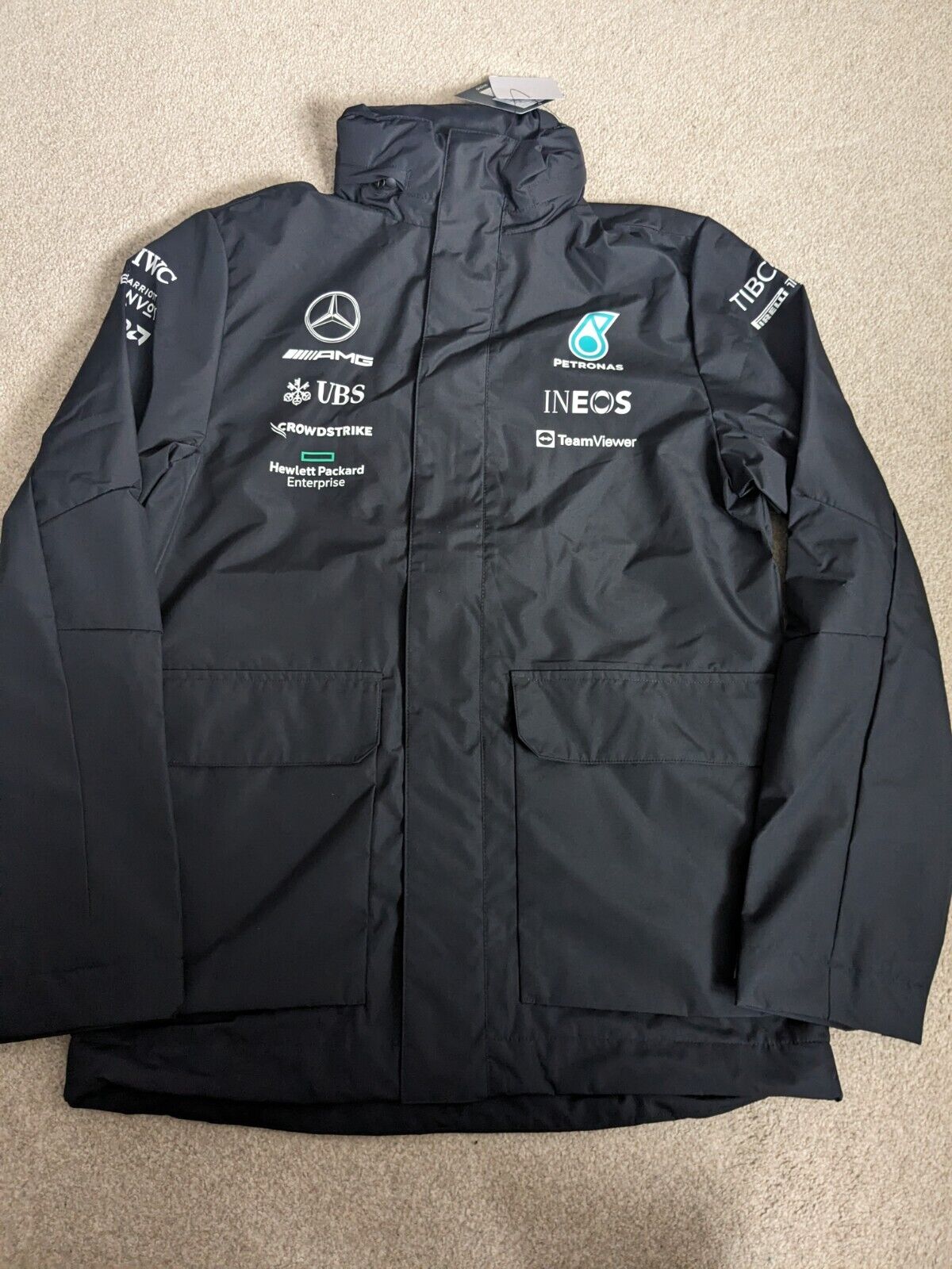 BNWT Mercedes AMG F1 Team Mens Small Rain Jacket Coat Hamilton / Russell